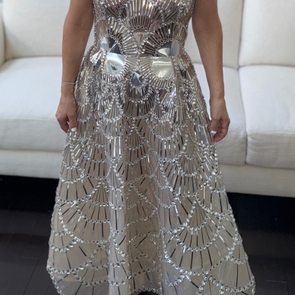 Oscar de La Renta Sequin & Crystal Scallop Embroidered Gown - Picture 7 of 11